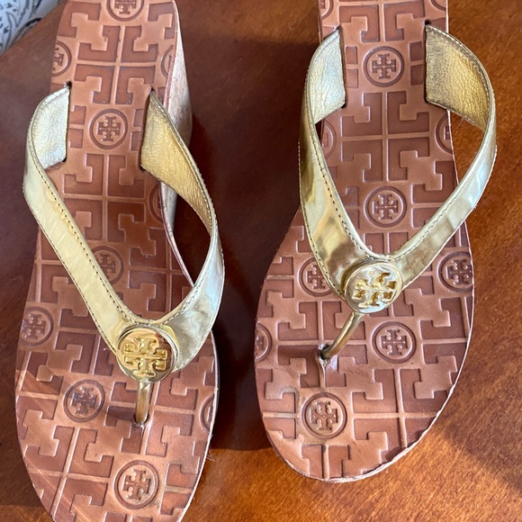 Tori Burch - size 8 Gold t-strap wedges - Picture 4 of 5